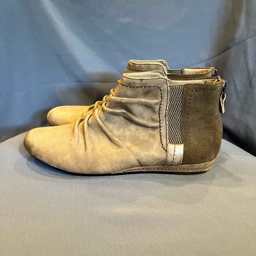 Rockport Cobb Hill Genevieve Zip Bootie Low Wedge Chelsea Taupe Butter Suede 6.5